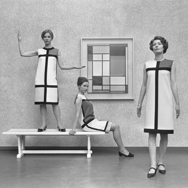 Grafica_Moda_Mondriaanmode uit Parijs, japonnen gemaakt door Yves St. Laurent , de modellen in Haagse Gemeente Museum *12 januari 1966